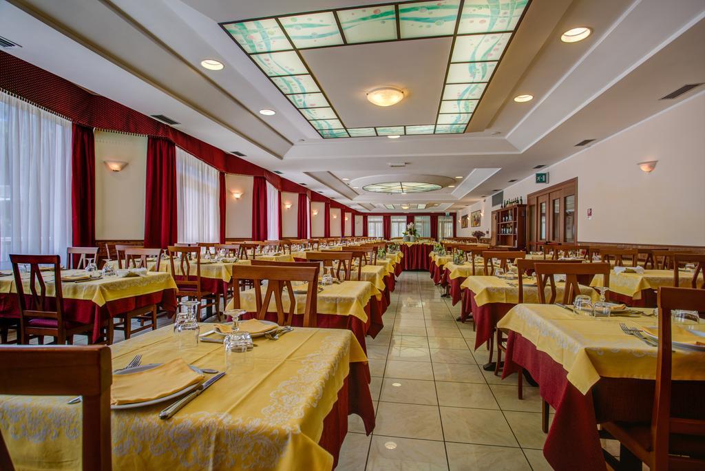 Hotel San Giorgio Милано Мартима Екстериор снимка